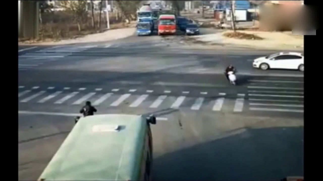 大货车疯狂警示，可是还是阻挡不住电动车闯红灯