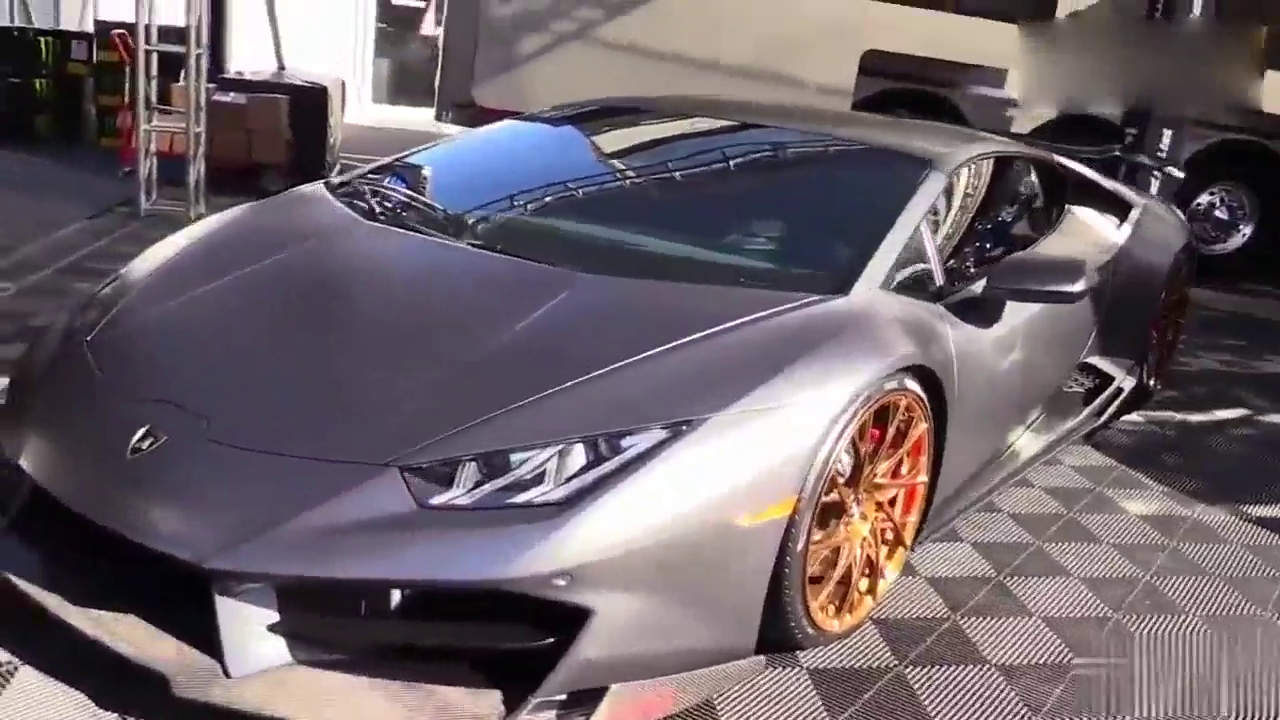 土豪价值几千万的超级跑车兰博基尼到货，让法拉利瞬间也没了光彩