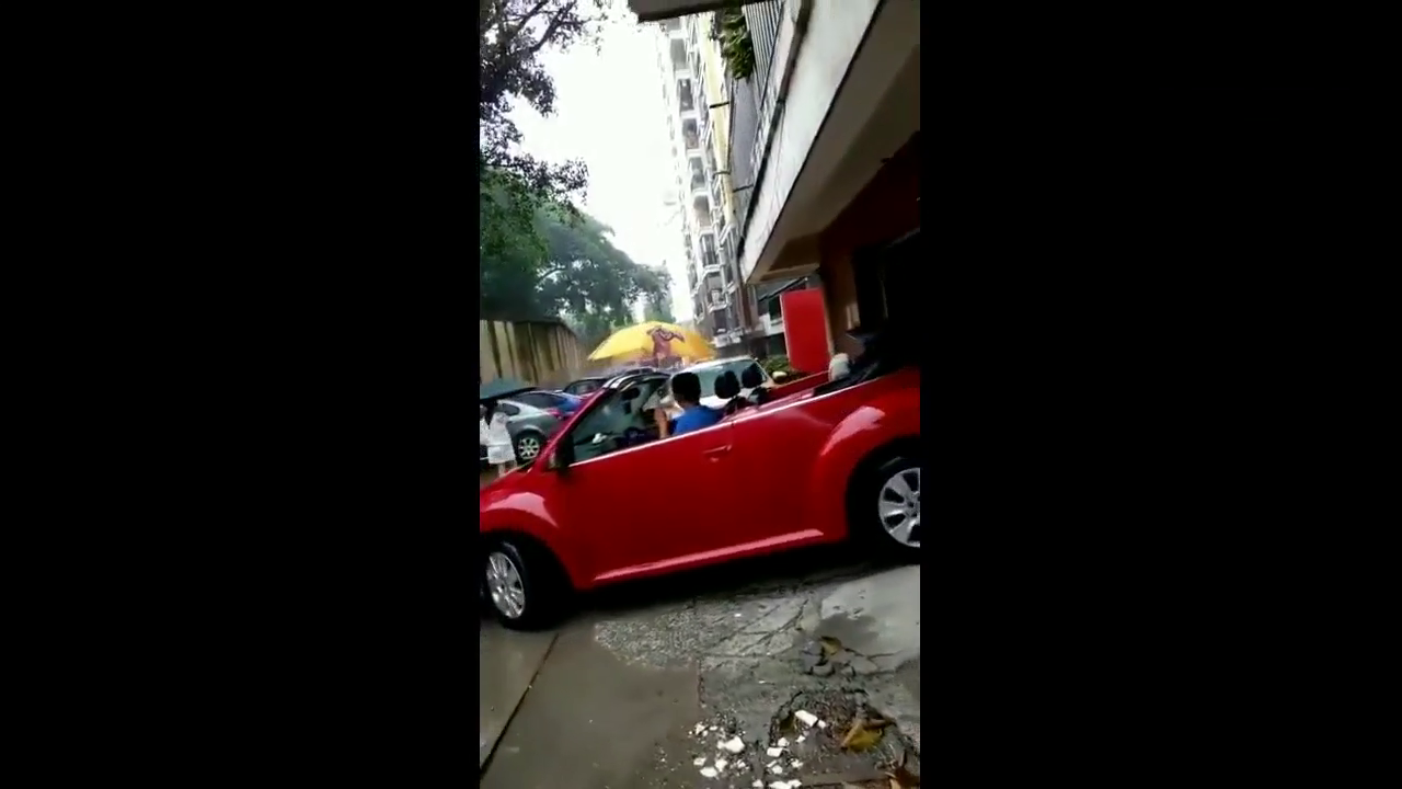 这就是我的不买敞篷车的原因，下雨还得打伞啊