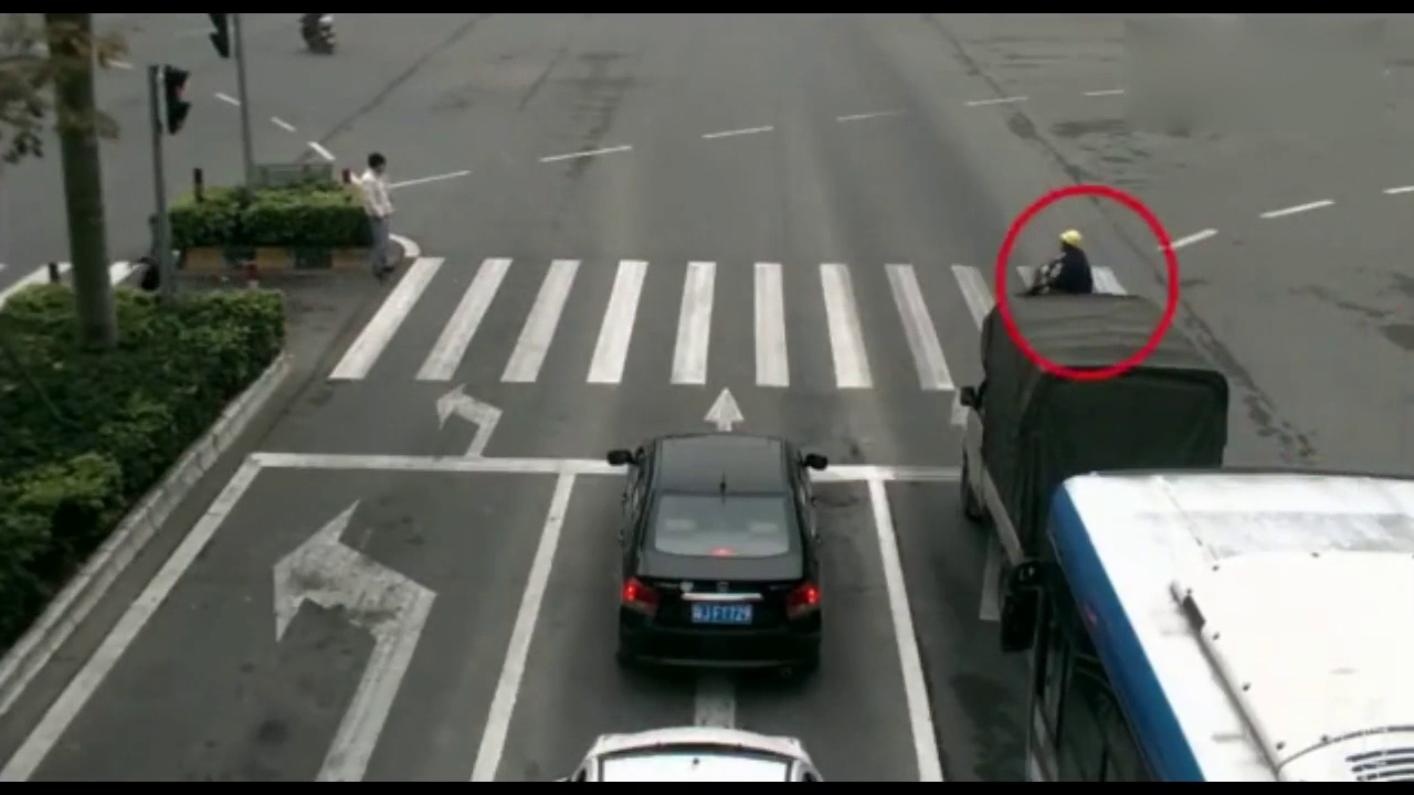 摩托车和电动车相互碰撞，看来伤的不轻