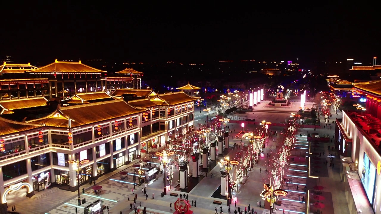 西安曲江大唐不夜城的夜景璀璨迷人,从航拍的角度看,太美了!