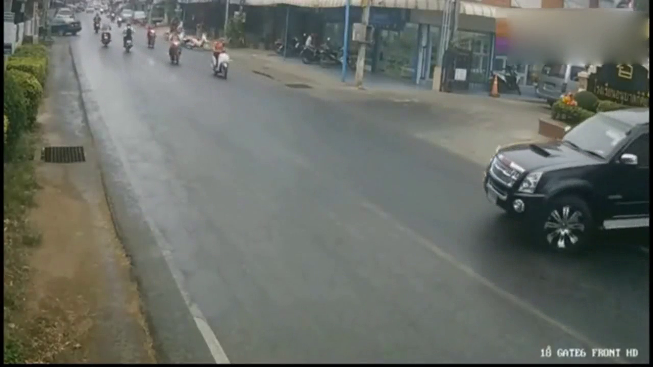 真是难道一见的场面，电动车女司机自己摔倒，却做出了荒唐举止