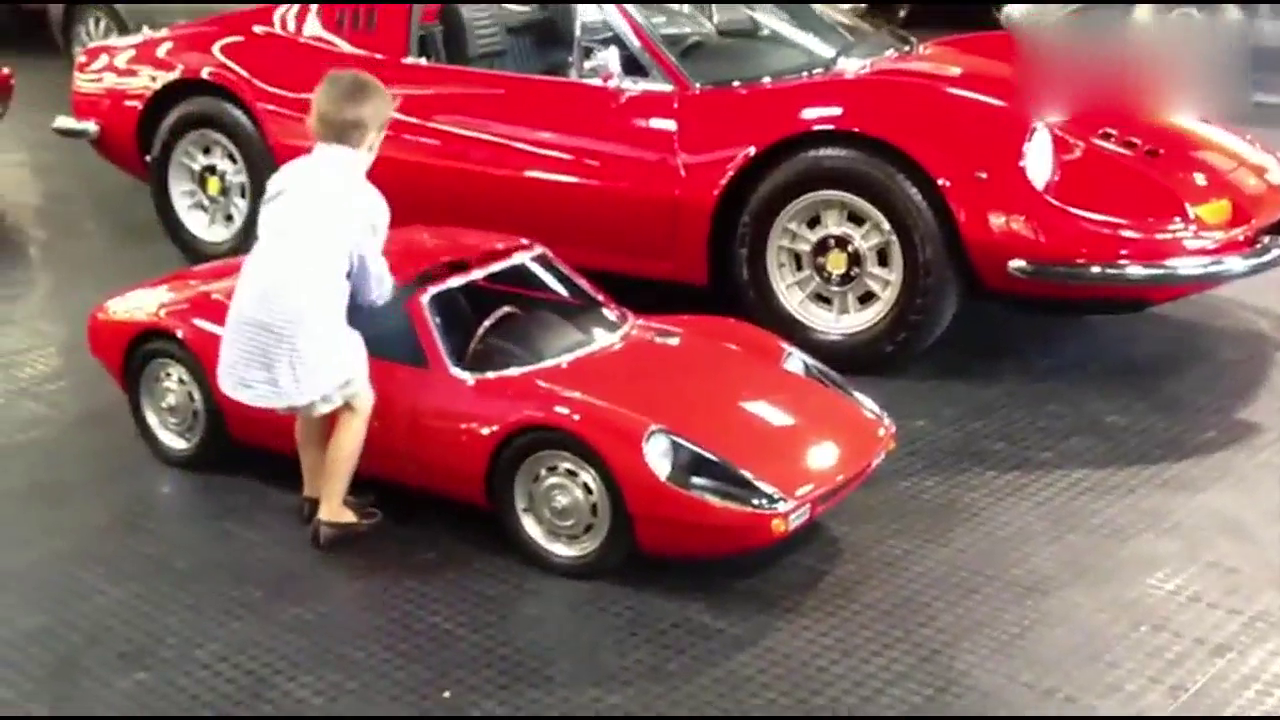 买保时捷4S店赠送一辆跑车，三秒后才是霸气的开始！