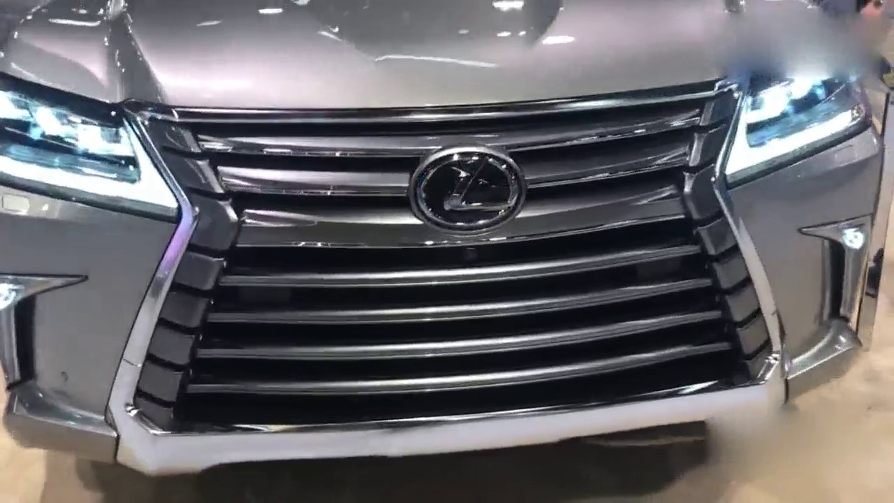 车展实拍2018款雷克萨斯LX570，打开车门那刻才是霸气的开始