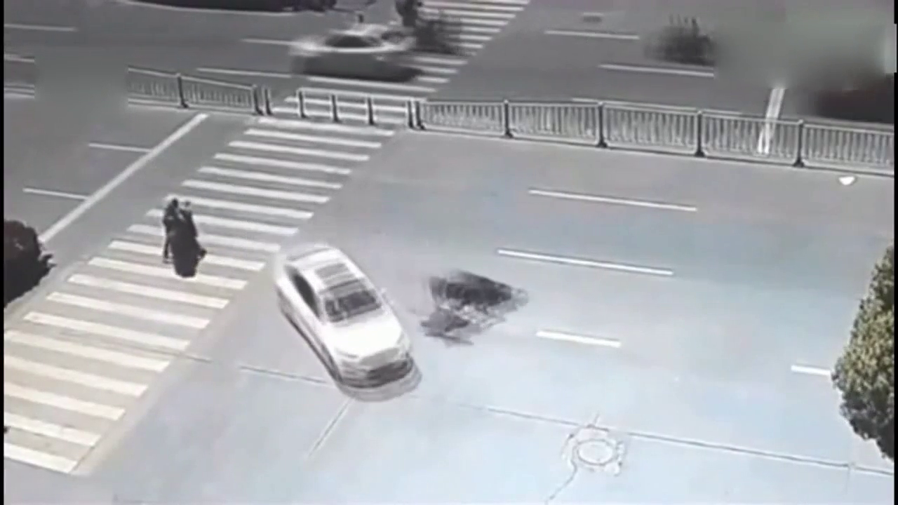 轿车司机作死飙车飞奔斑马线，丝毫没有给电动车留下一点余地
