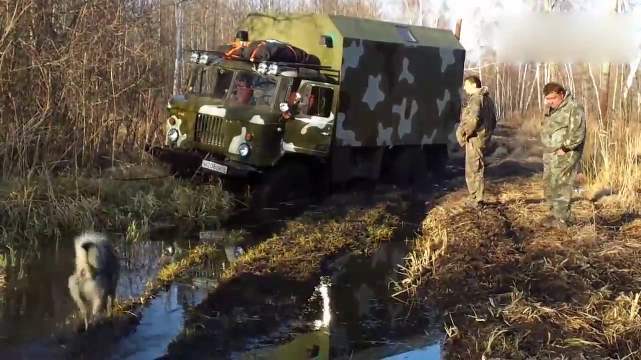 国外军用卡车陷在泥潭中，无法驶出的越野卡车！
