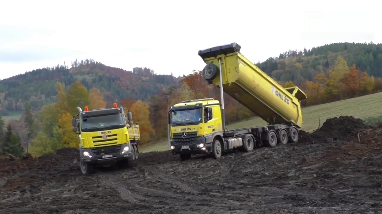 大卡车卡住了，还是旁边的自卸车靠谱多了！