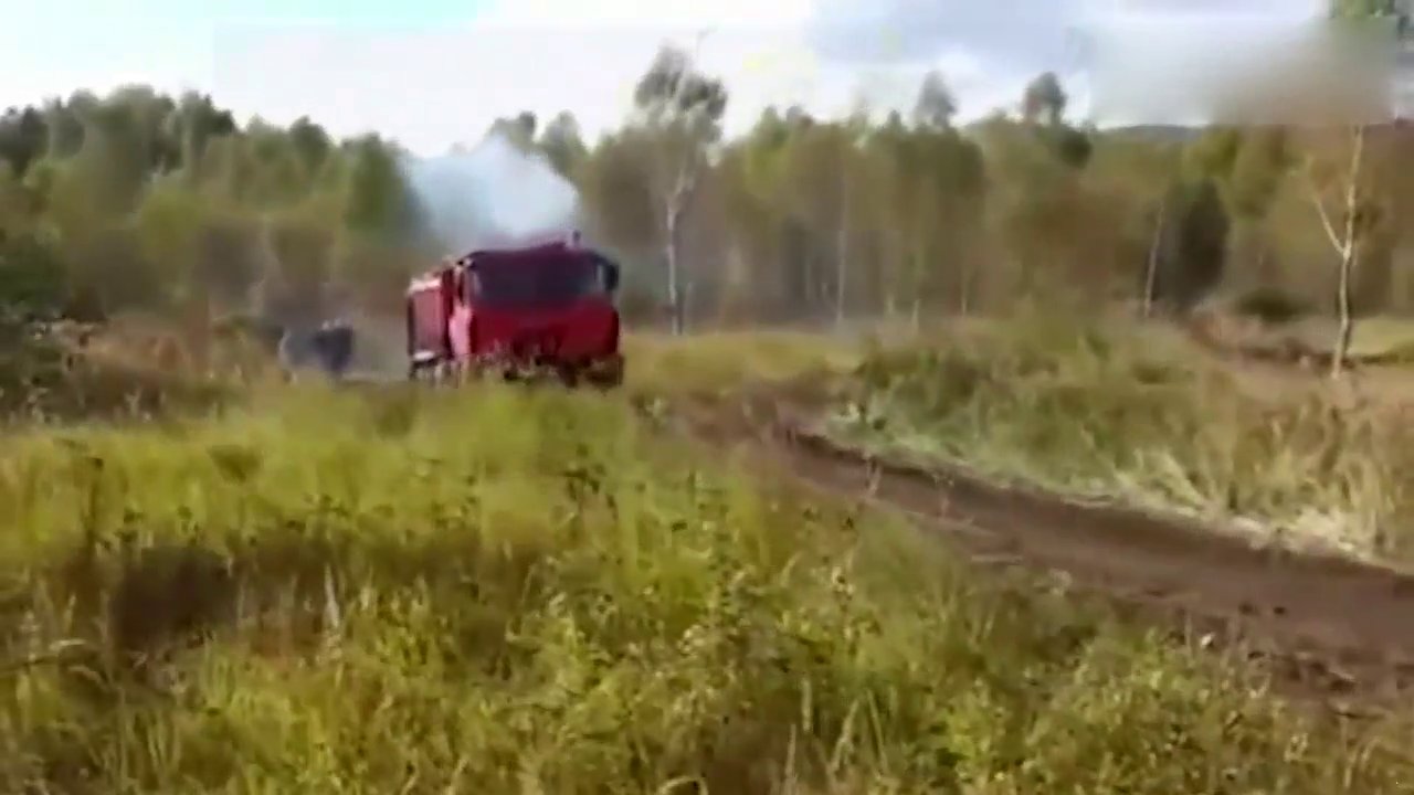 满载大卡车地板油冲陡坡 结局很尴尬