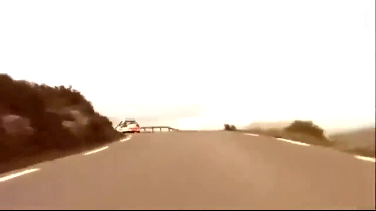 出租车误入赛车道，赛车手懵逼了，竟然被出租车甩在车后