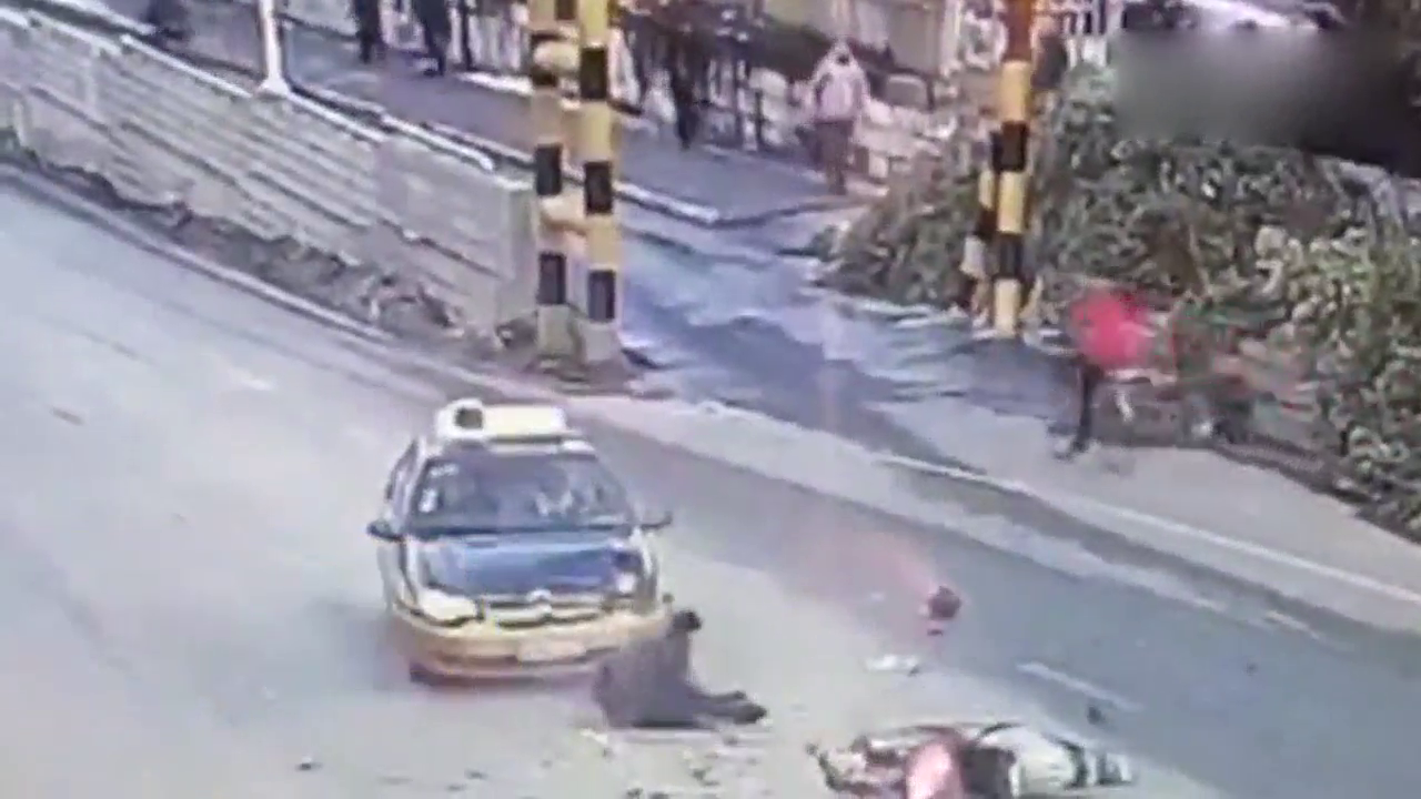 出租车逆行，导致摩托车司机骨折