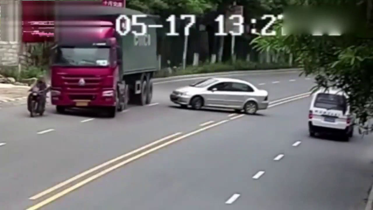 大卡车恐怖翻车 摩托男死里逃生