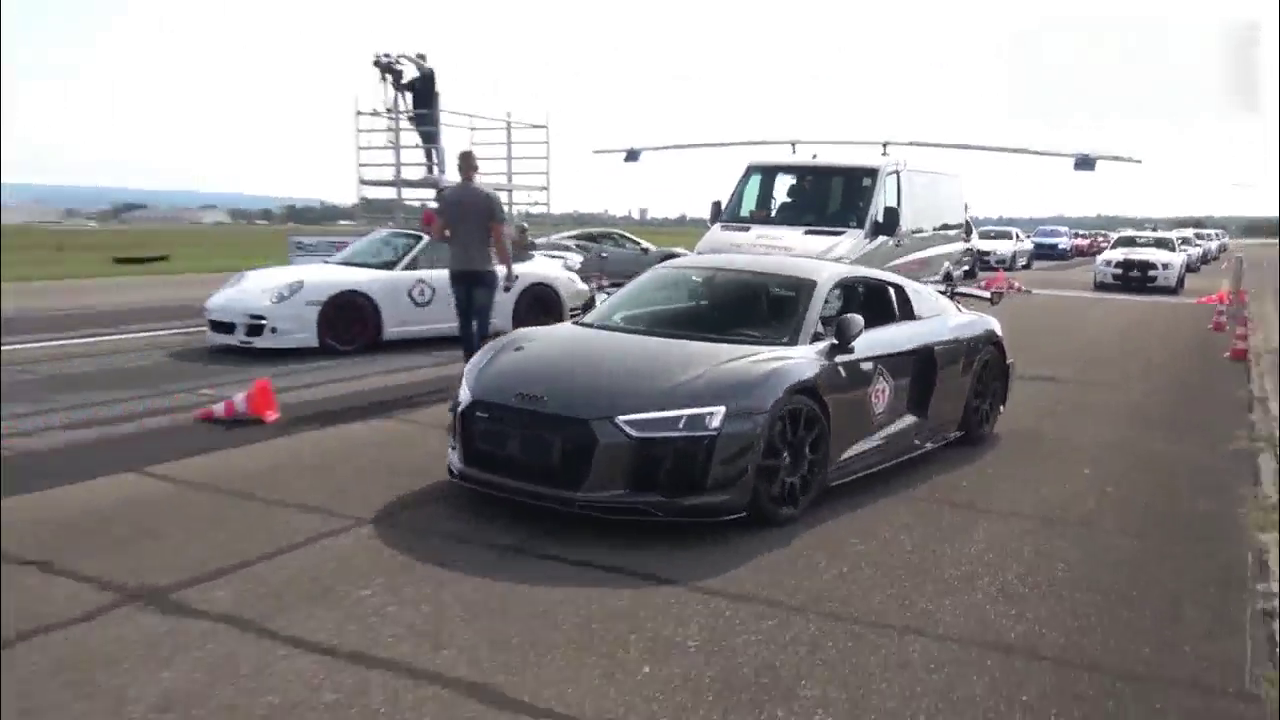 奥迪R8 v10发动机，算跑车吗？遇到保时捷就看出差距了