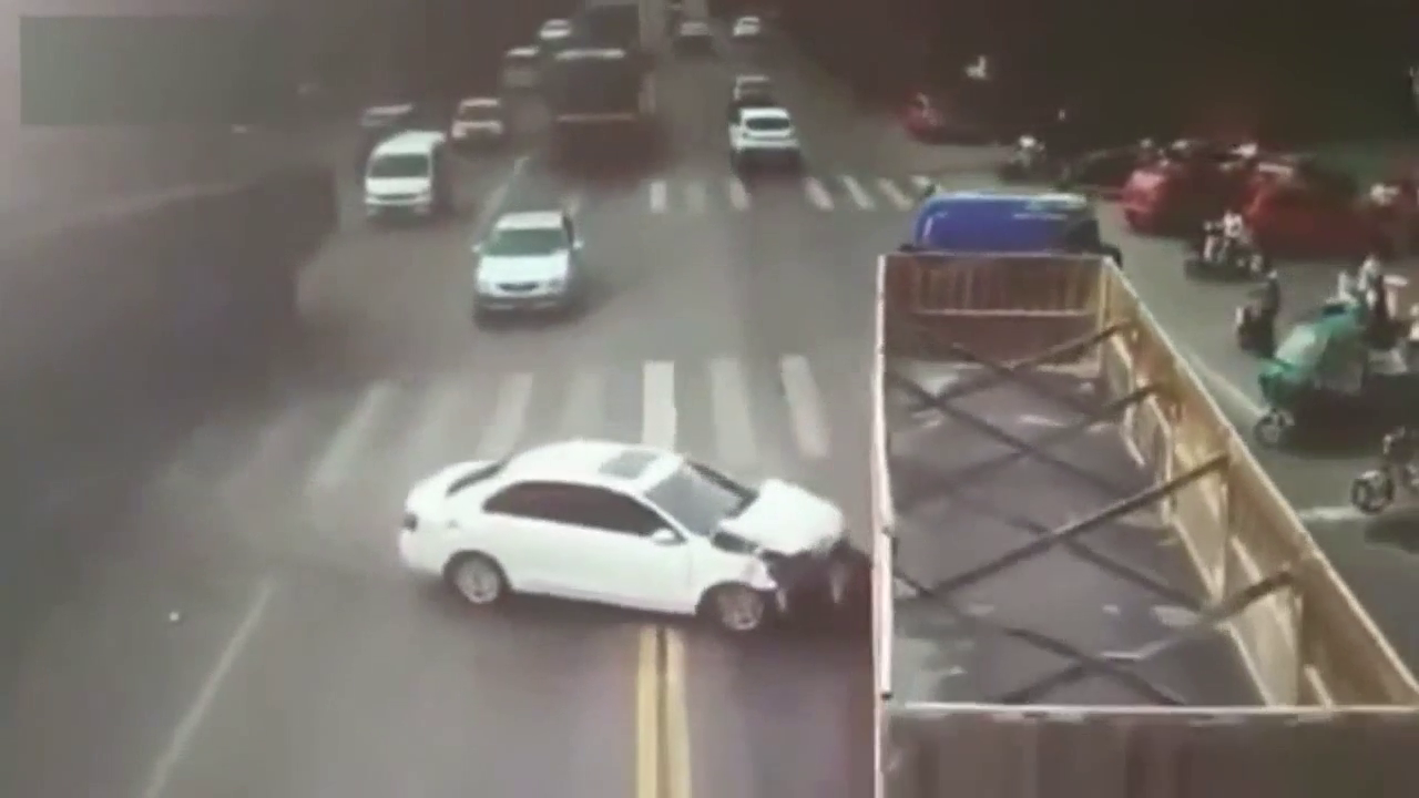 女司机这是被大卡车撞晕了么，这都不跑、想啥呢！