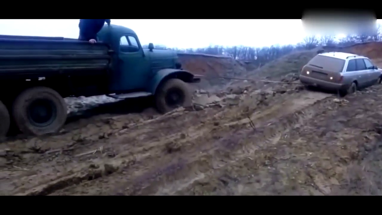 奥迪深陷泥潭请来卡车救援，卡车一脚油门下去奥迪车主蒙圈了！