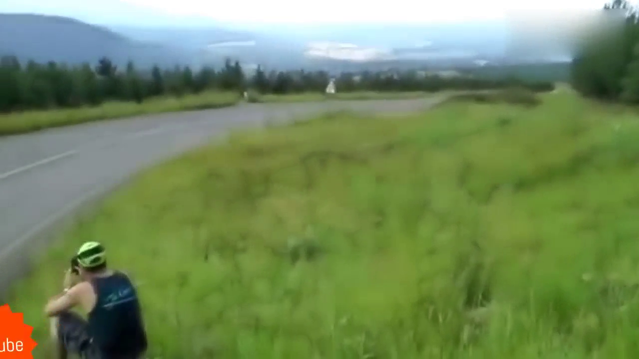 海外实拍豪华跑车日产GTR猛烈冲撞瞬间 看着就肉疼