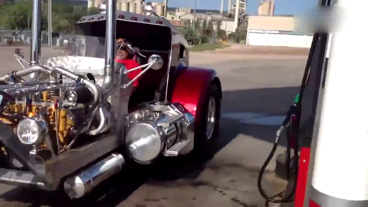 装着卡车轮胎的三轮摩托车！