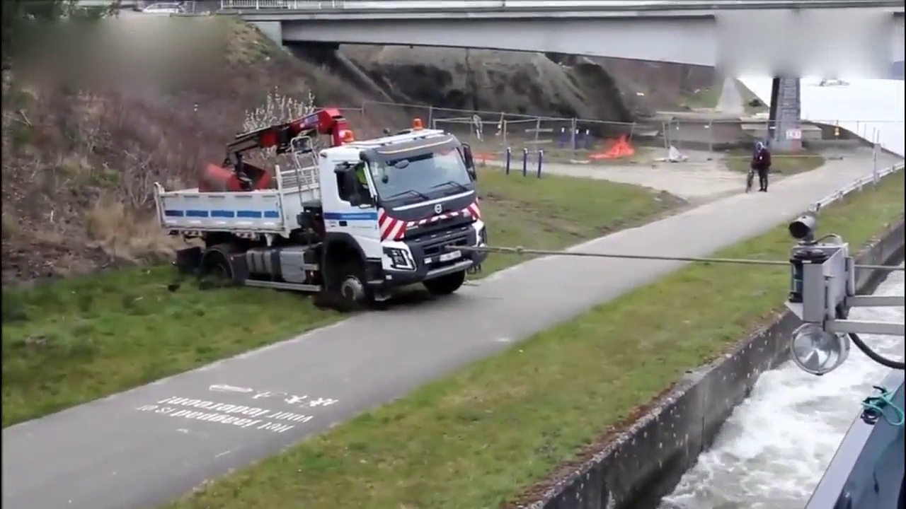 卡车陷进了海边的泥坑，大船帮忙拖车