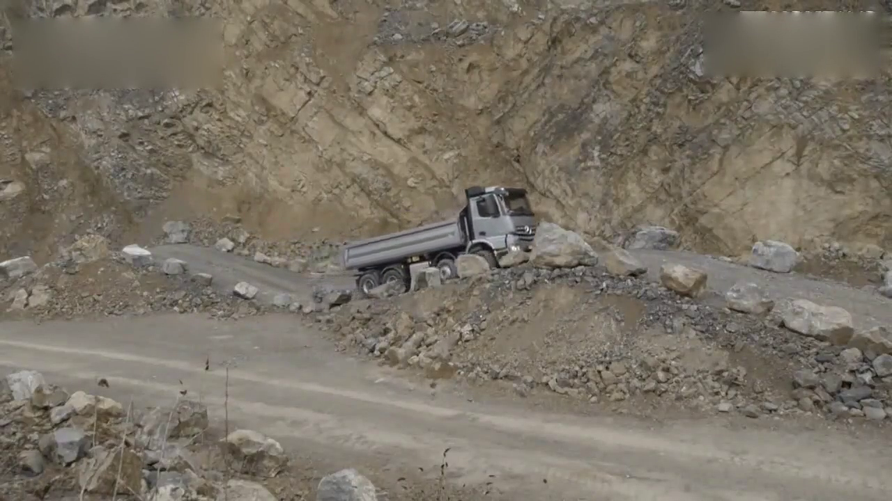 做了一个轮胎打滑测试，才知道奔驰卡车有多厉害!