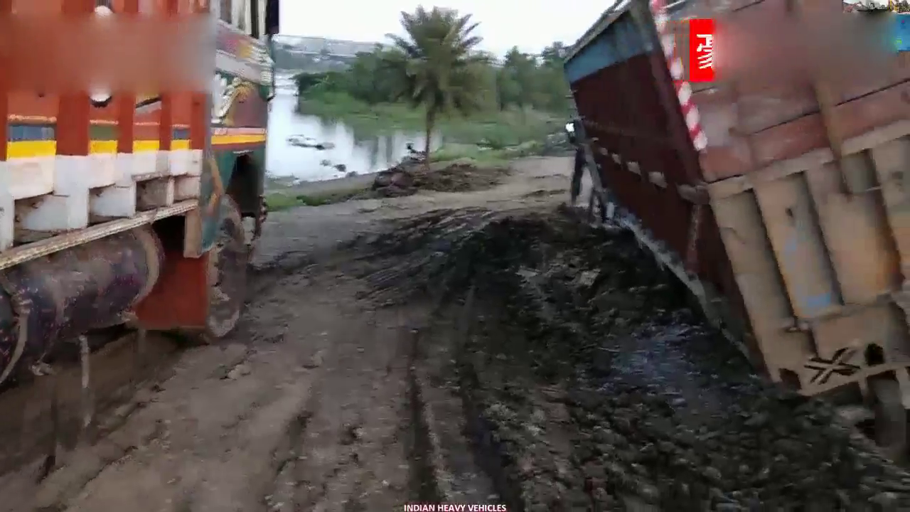 卡车歪成这样都没倒，这老司机技术真好！