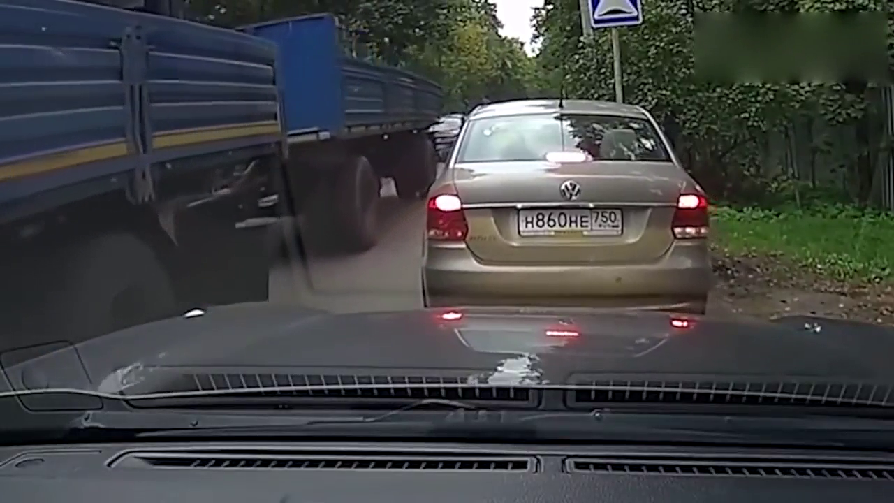 大卡车自带暗器，小车冷不防惨中招