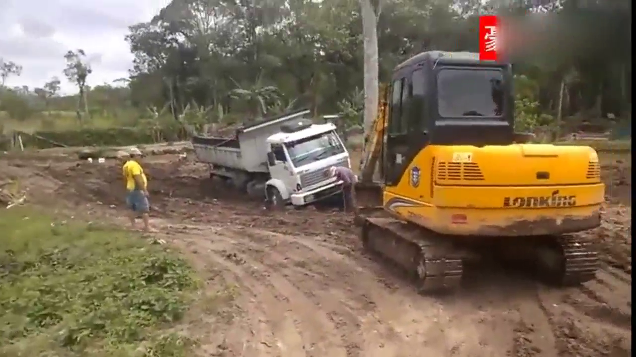 大众，还有卡车？泥地里出不来，还要挖掘机帮忙！