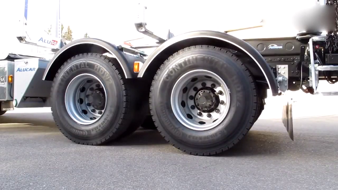 实拍：重型卡车是如何升降悬浮桥轮胎的？