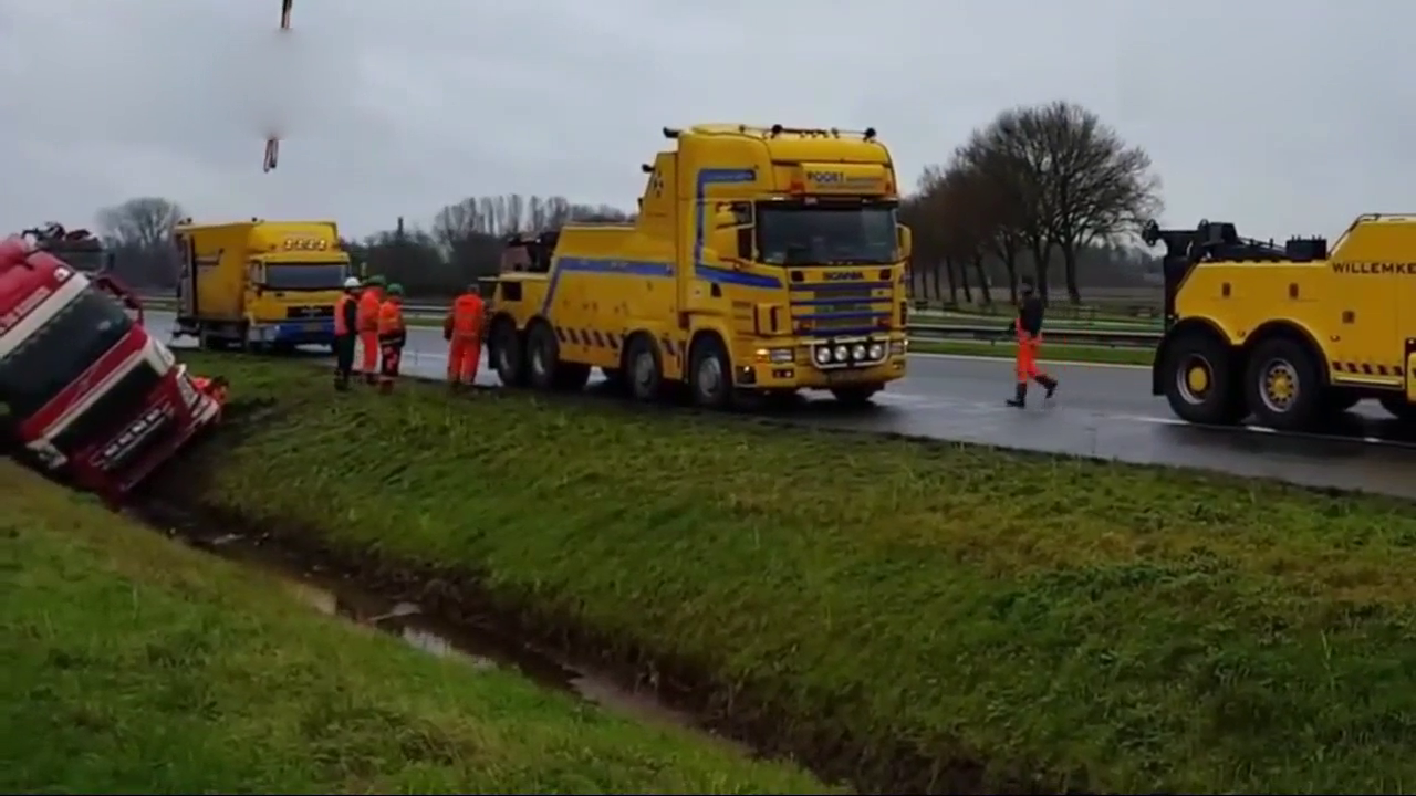 愚蠢的卡车司机，竟然开到沟里了