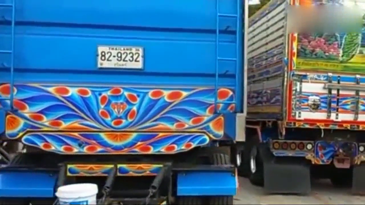 实拍：泰国司机的五十铃卡车，这颜色没谁了！