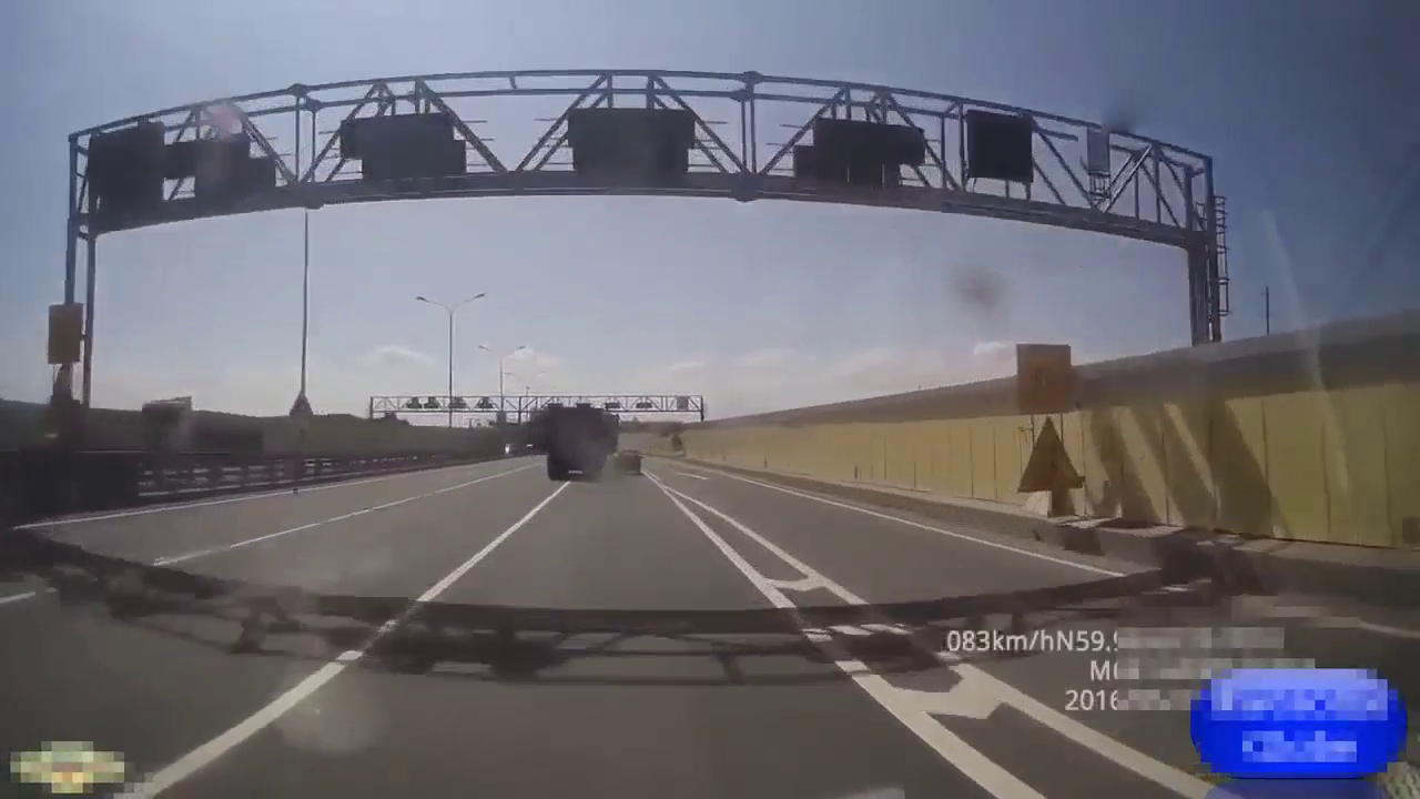 实拍大卡车高速路上顶飞小轿车瞬间，可怕