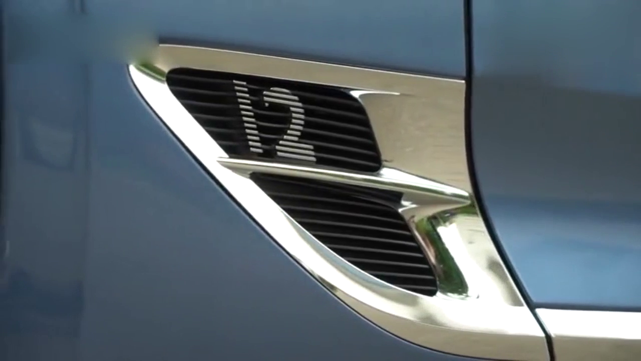 实拍车：宾利超豪华GT跑车 300多万起售比法拉利舒服多了