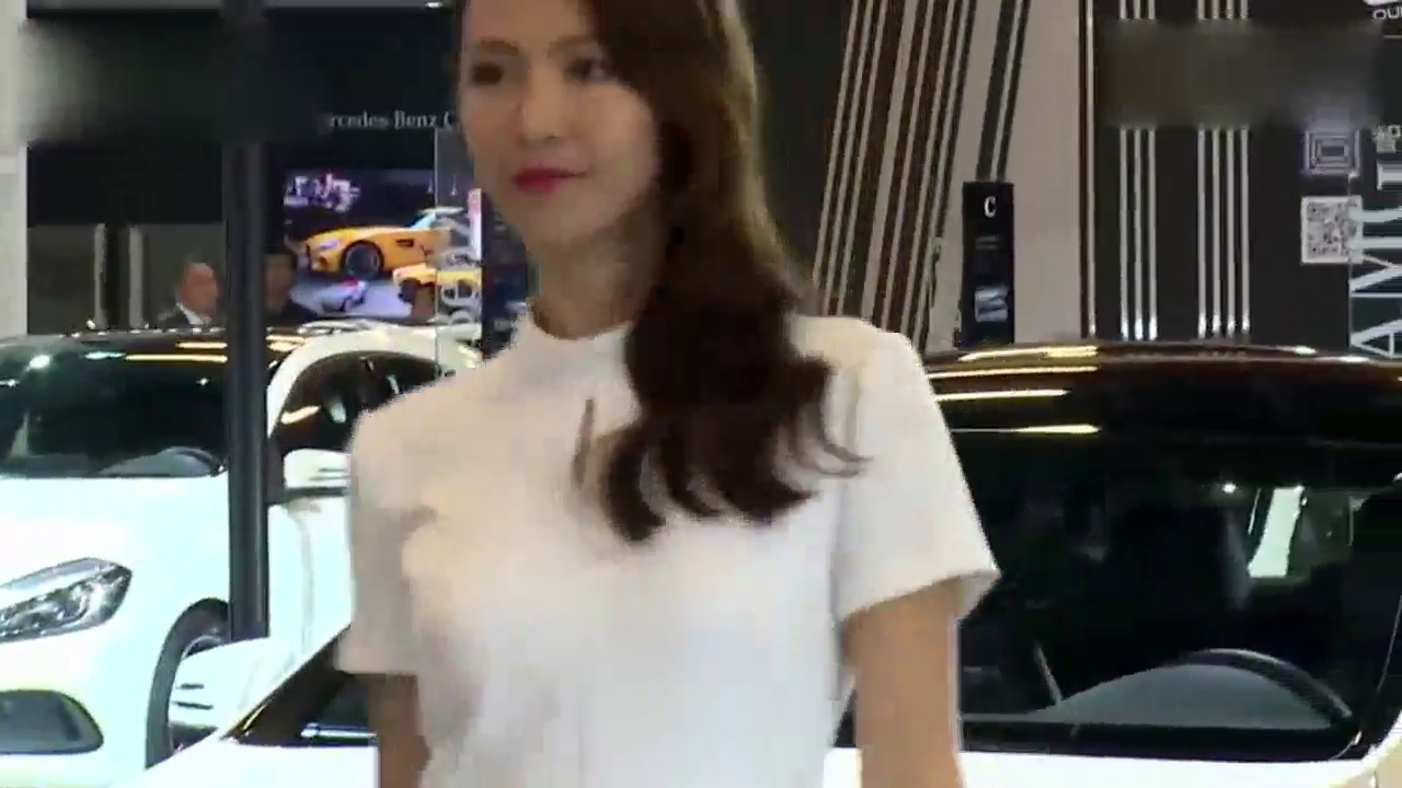 实拍车模们光鲜亮丽的背后，下班后的生活要比车展时还辛苦！