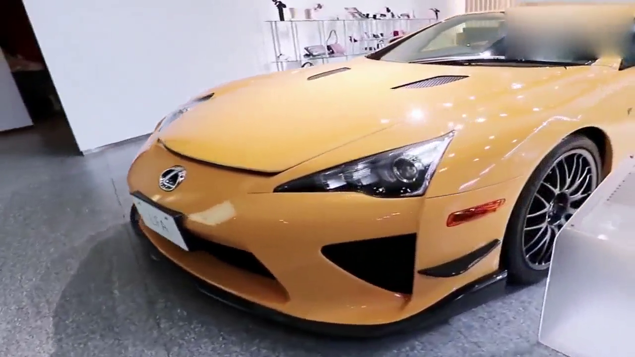 实拍限量版雷克萨斯LFA跑车，黄色很迷人！