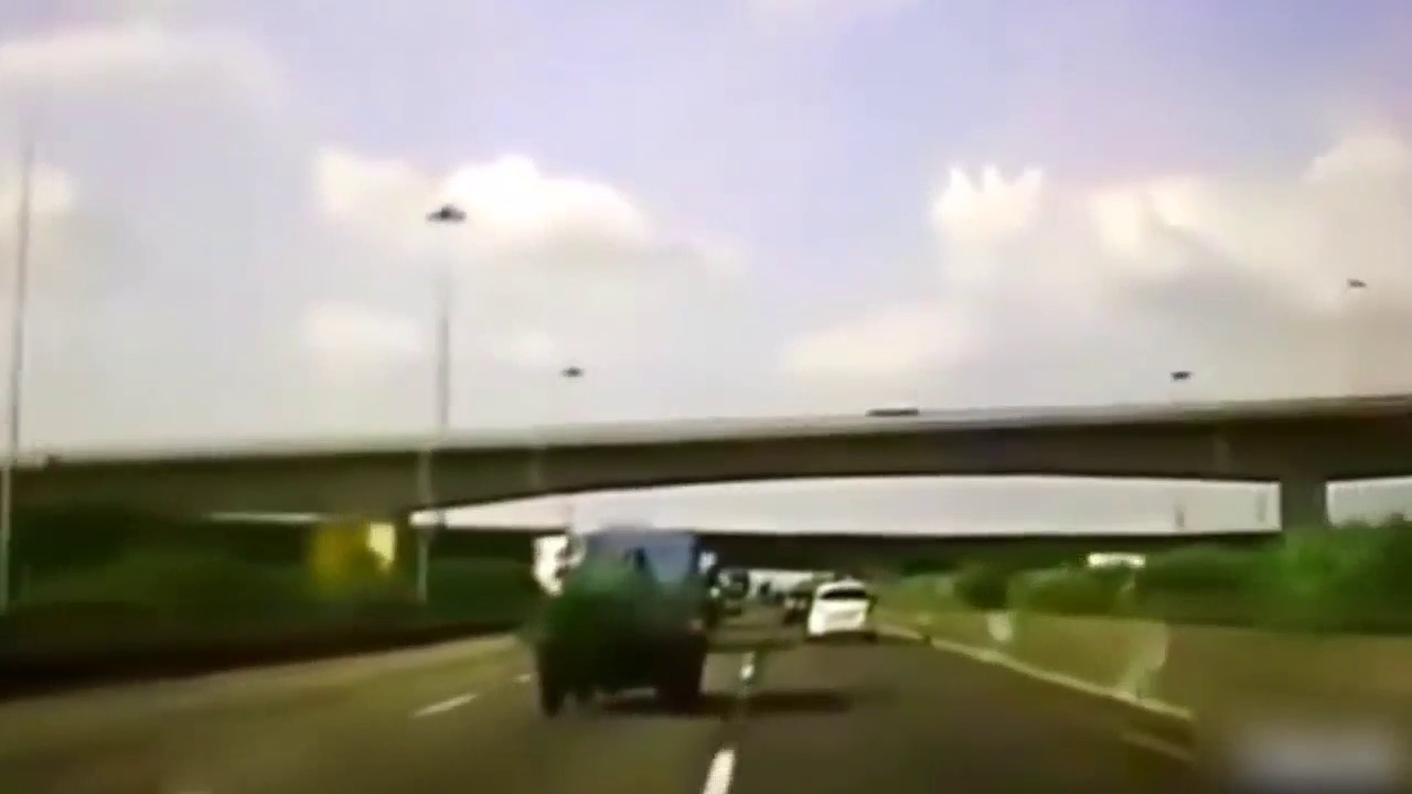 实拍小卡车超车失控猛怼护栏，司机被甩出幸运逃生