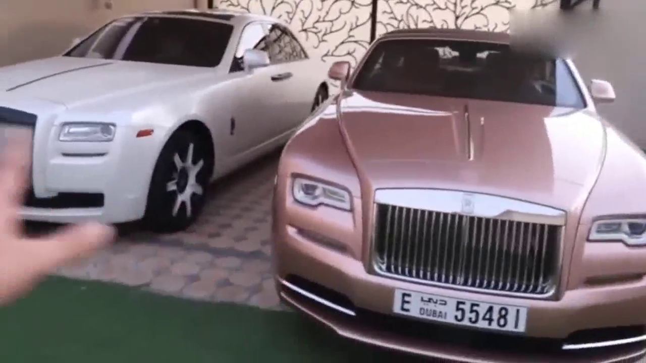 土豪新提一辆劳斯莱斯跑车，变形的那一刻才觉得600万没白花