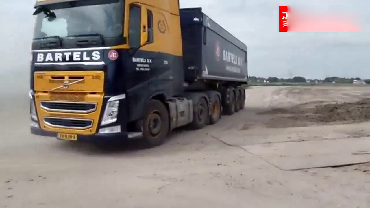 国外工地实拍，沃尔沃重型卡车自卸车一气呵成