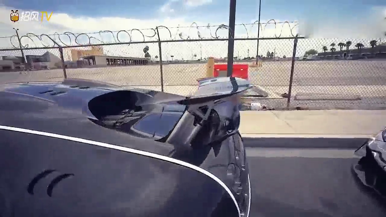 土豪开布加迪去参加跑车聚会，尾翼刚升起不久结果悲剧了！