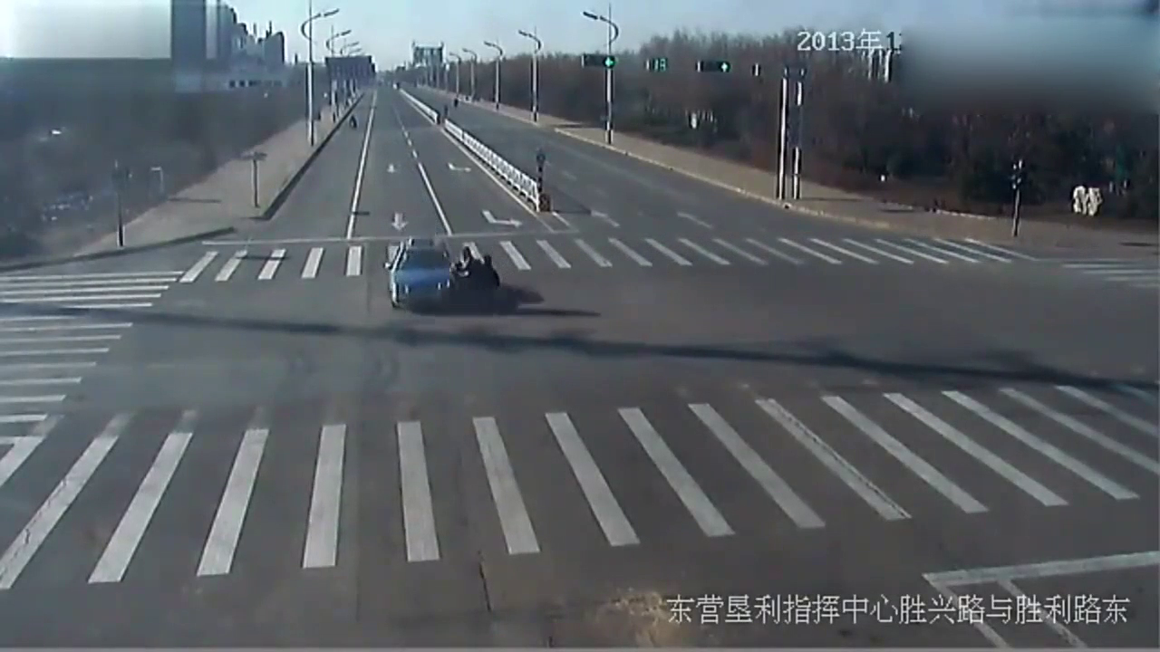 电动车肆无忌惮的闯红灯，被出租车教训了