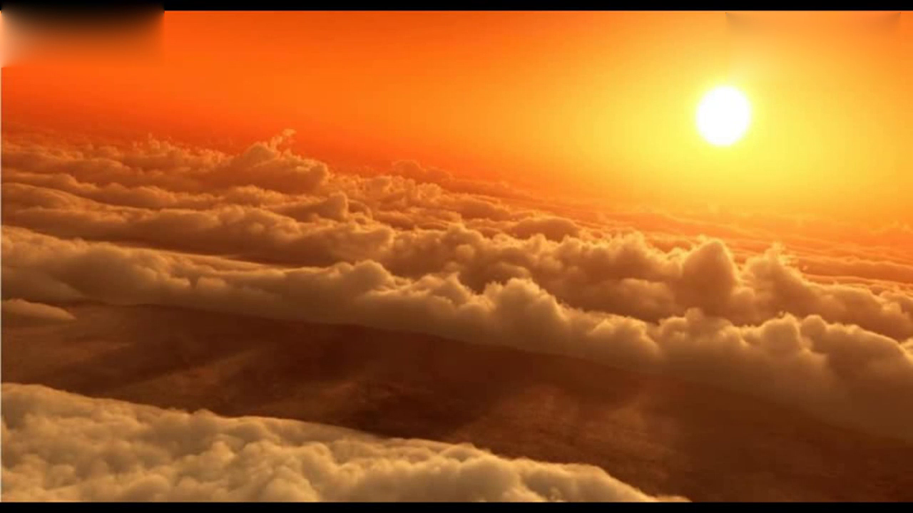 白色丰田在大卡车面前嚣张抢道，老司机分分钟教他如何做人