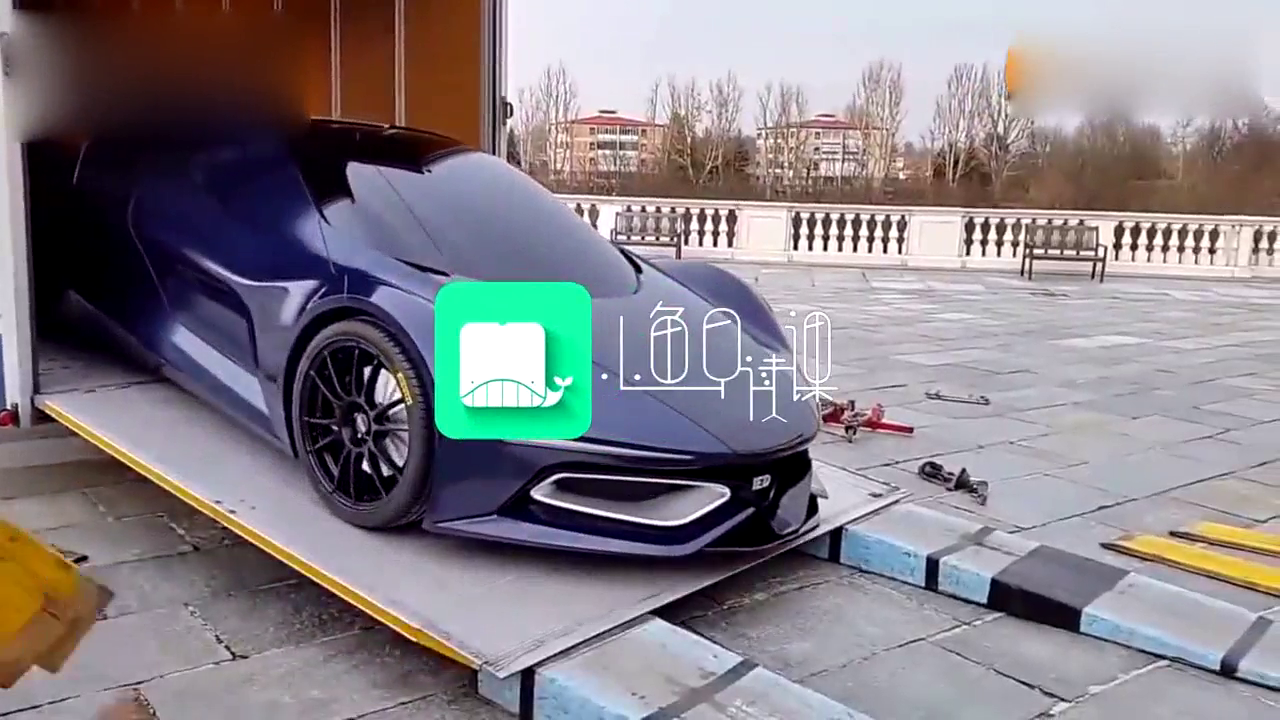 这惊艳的超级跑车让我害羞中 我连门都找不着