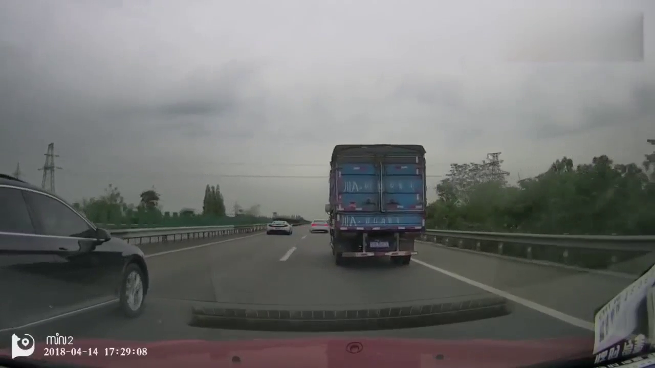 高速上遇到一辆跑车没忍住秀了把提速