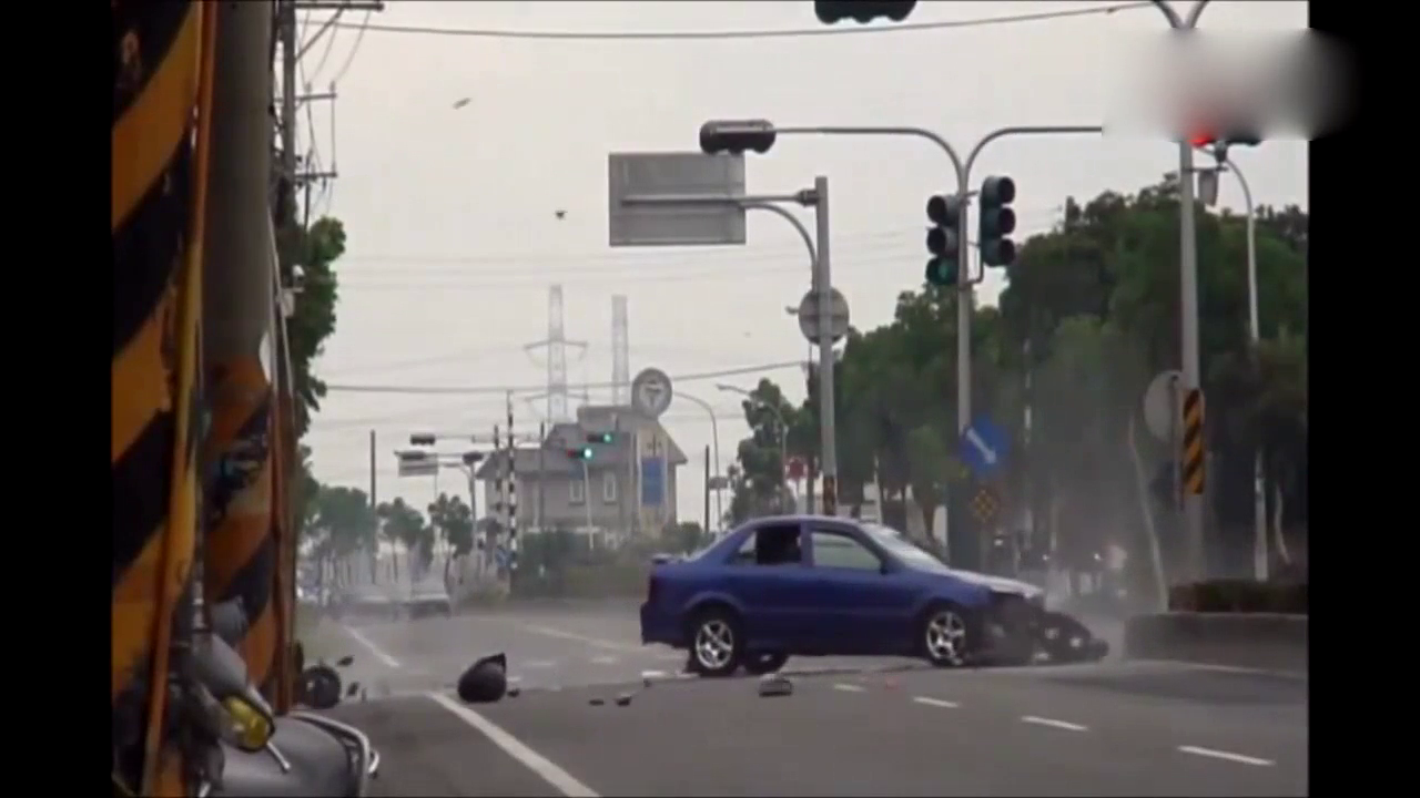 飙车虽好可不要贪飞 跑车飚到200迈司机飞了一百米终去天堂