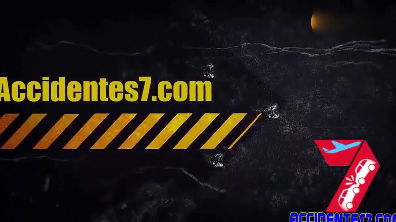 大卡车由于超重，转弯翻车了