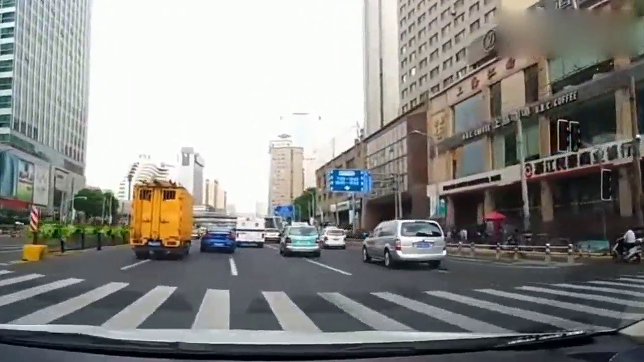蓝色跑车步步紧逼，真以为货车司机不敢动你吗，先给你卸个后视镜