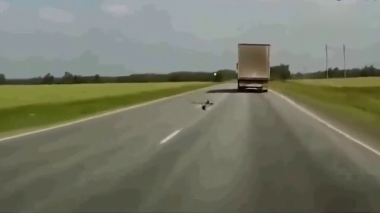 这一幕发生了什么？卡车司机差点把自己车脖子扭断！