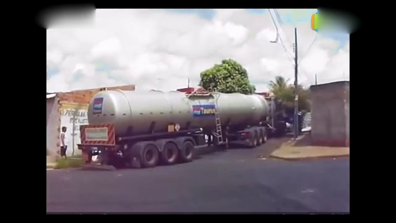 这么长的大卡车，看老司机怎么完美的倒车