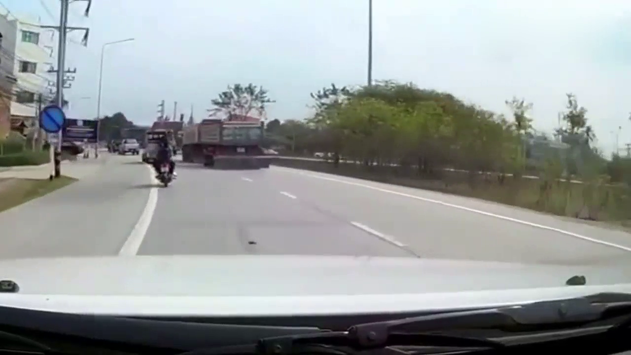 俩学生骑摩托时翻车 一人遭卡车轮胎碾压