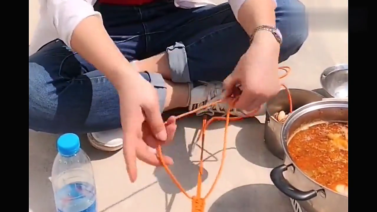 小两口的卡车生活，开大货车路上很多东西买不到，都得自己动手做