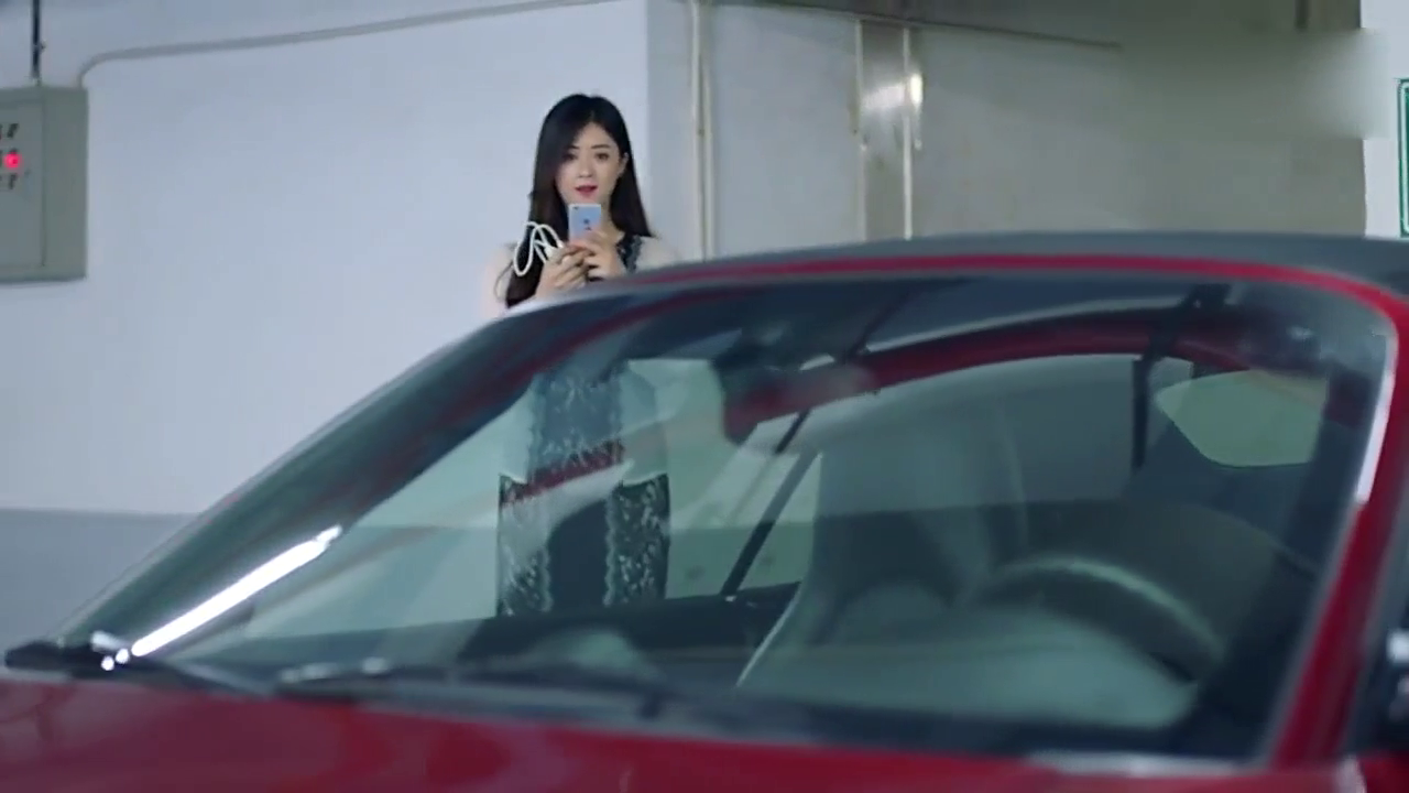 欢乐颂：樊胜美对安迪的跑车赞誉有加