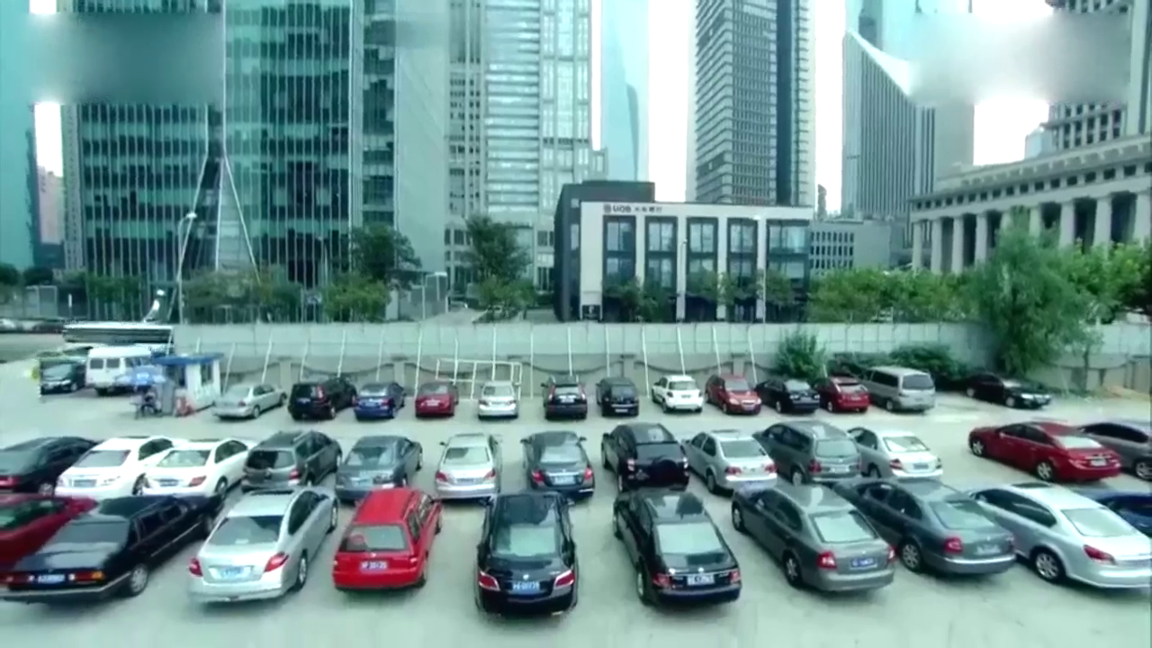 爱情公寓3：小贤一菲再相逢，小贤的车惨被一菲的跑车秒杀了