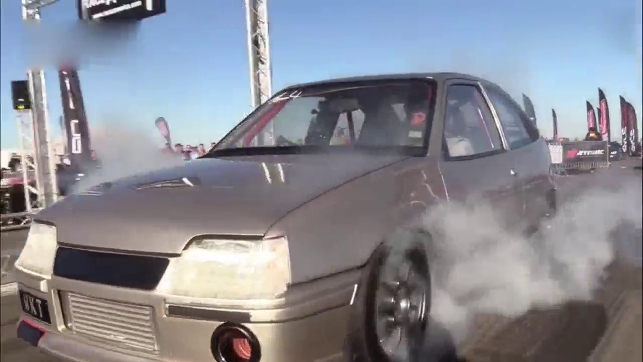 高级跑车加速到极限